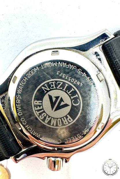 Citizen Promaster NY0040-09W — Dettaglio fondello inciso DIVER'S WATCH 200M JAPAN MOVT con pellicola protettiva