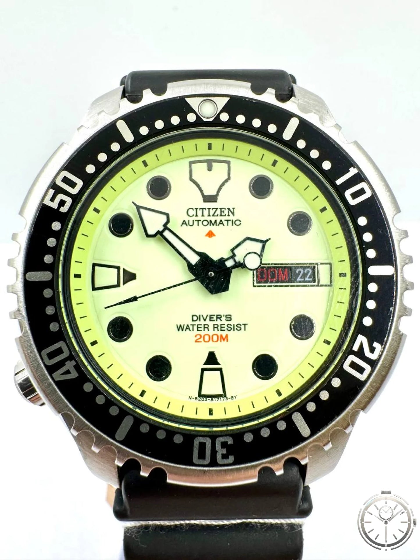 Citizen Promaster NY0040-09W — Dettaglio quadrante lume con DIVER'S WATER RESIST 200M in arancione e day-date