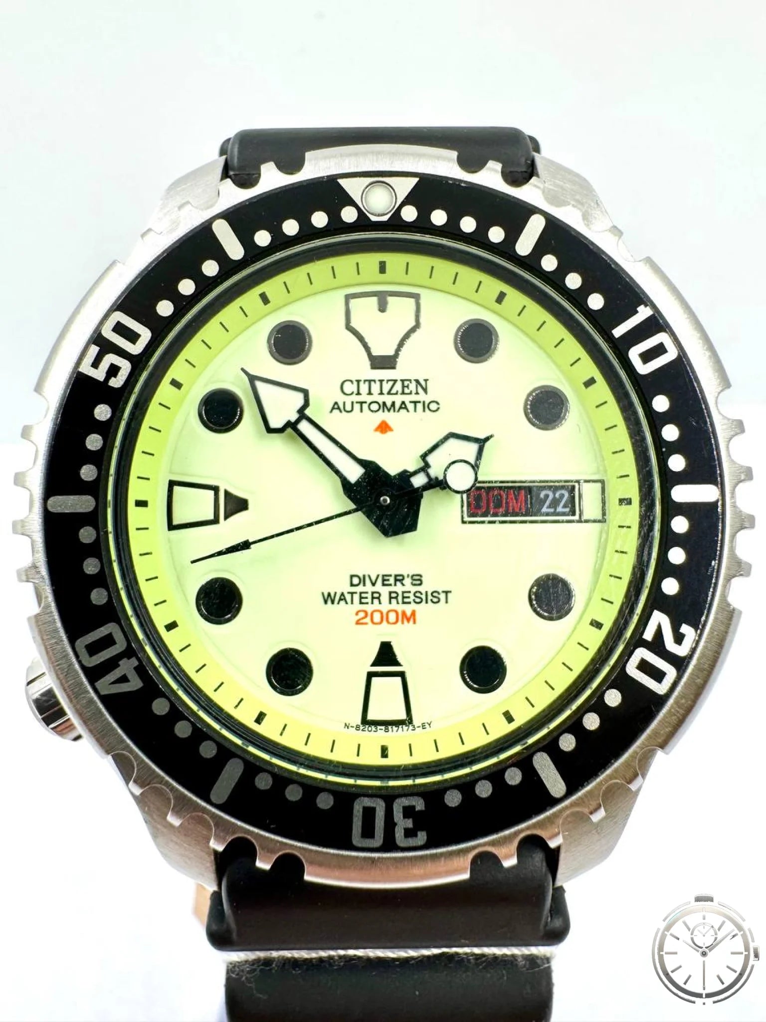 Citizen Promaster NY0040-09W — Dettaglio quadrante lume con DIVER'S WATER RESIST 200M in arancione e day-date