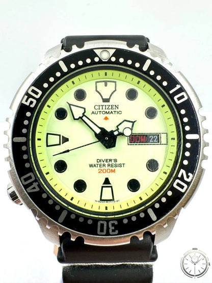 Citizen Promaster NY0040-09W — Dettaglio quadrante lume con DIVER'S WATER RESIST 200M in arancione e day-date