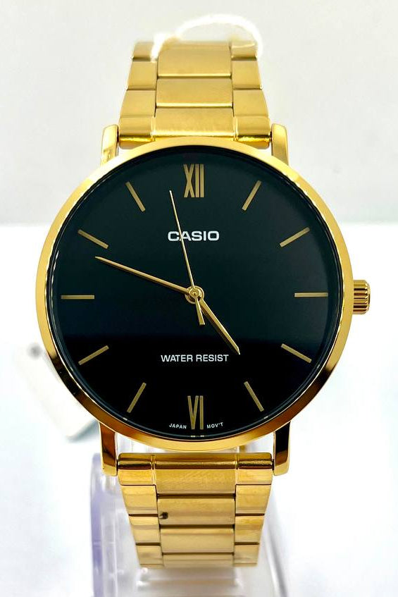 Casio MTP-VT01G-1B — Vista frontale quadrante nero con bracciale oro