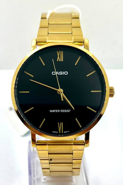 Casio MTP-VT01G-1B — Vista frontale quadrante nero con bracciale oro