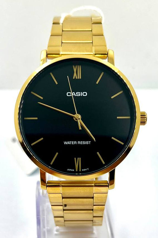 Casio MTP-VT01G-1B — Vista frontale quadrante nero con bracciale oro