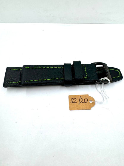 Cinturino Classic 22mm Pelle Nera Cuciture Verdi — Vista laterale con fibbia ad ardiglione PVD nero