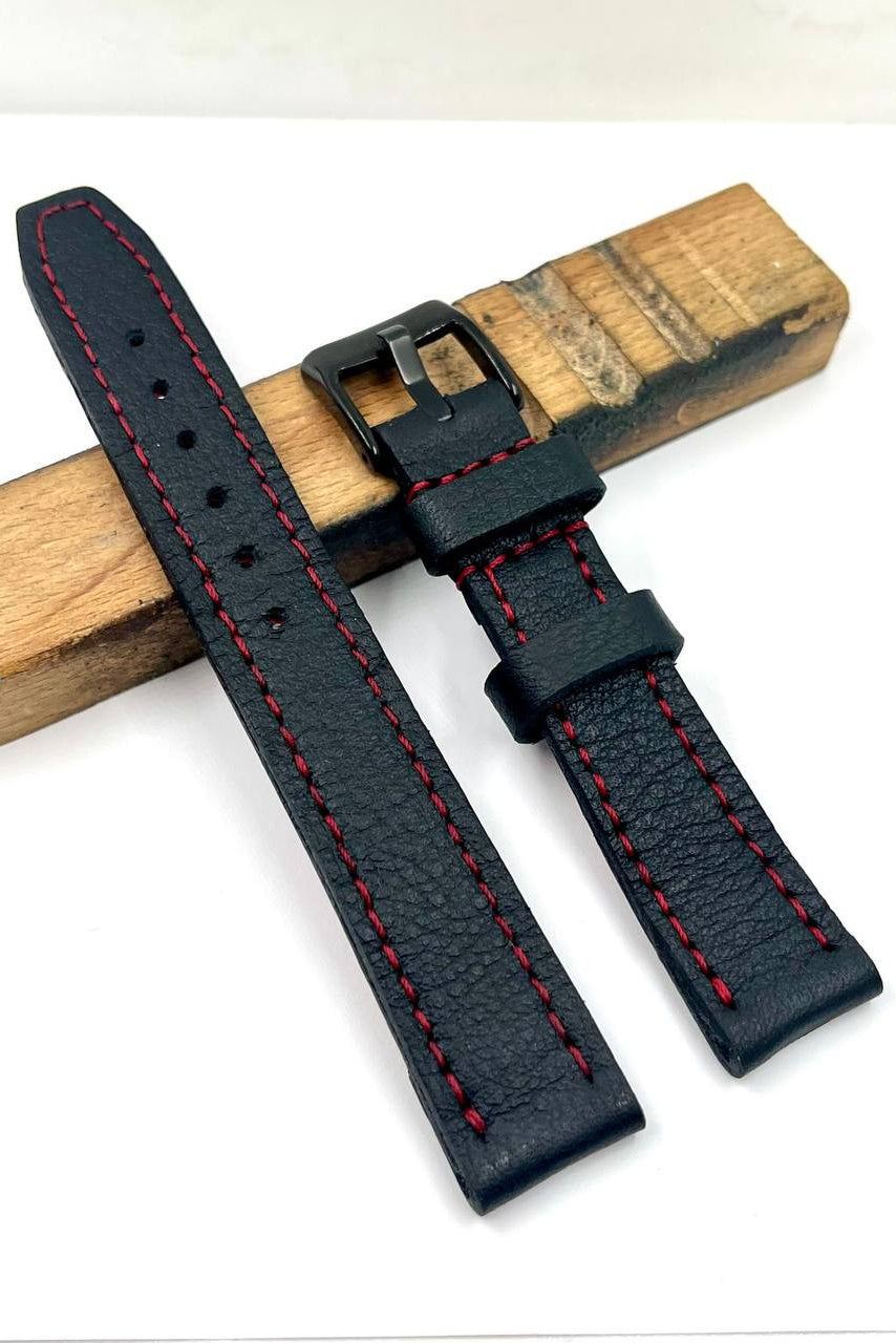 Cinturino Artigianale CLASSIC 18mm Nero con Cuciture Rosse — Vista d'insieme con fibbia nera satinata e ansa