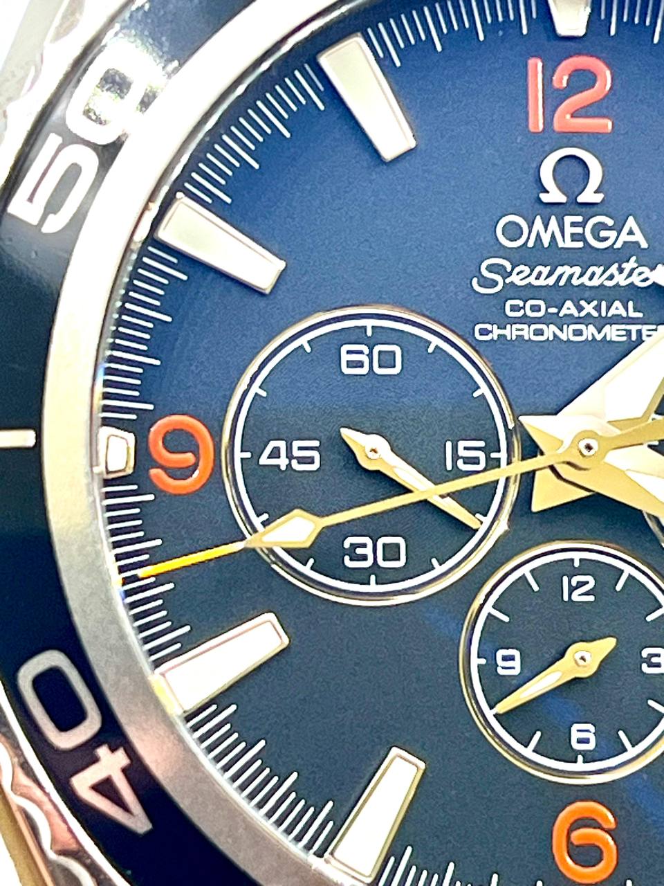 Omega Seamaster Planet Ocean 600M Chronograph 45.5 mm — Vista posteriore fondello con bracciale