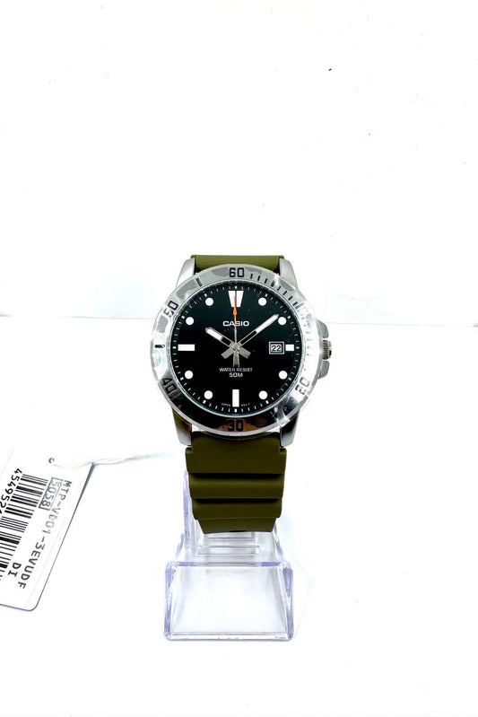 Casio MTP-VD01-3E — Vista frontale completa con cinturino verde militare