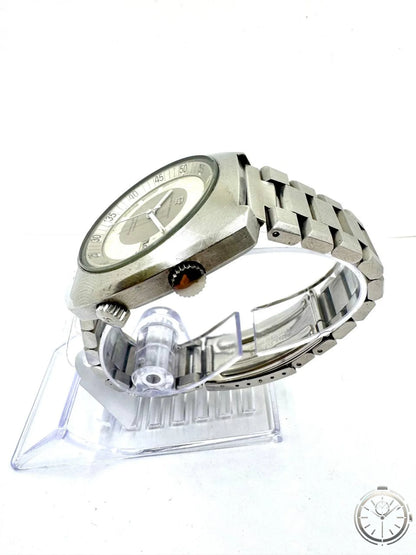 Girard-Perregaux Gyromatic High Frequency — Vista laterale destra con corona logata GP profilo cassa cushion 12mm