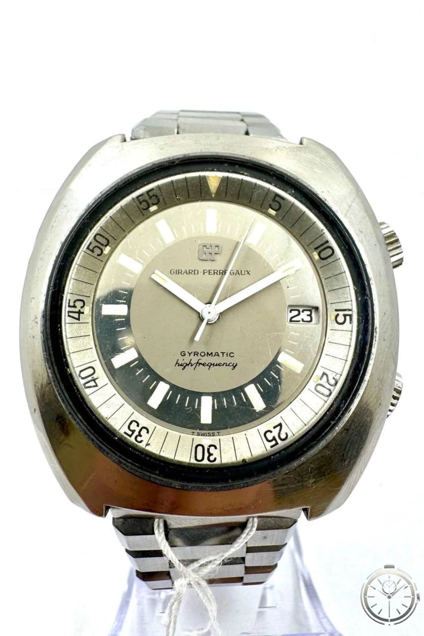 Girard-Perregaux Gyromatic High Frequency — Vista frontale quadrante bicolore scala minuti corona logata GP bracciale acciaio