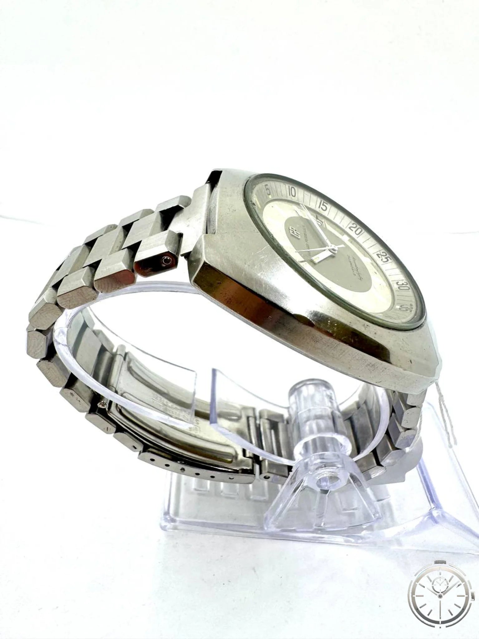 Girard-Perregaux Gyromatic High Frequency — Vista laterale sinistra con cassa cushion bombata e bracciale acciaio