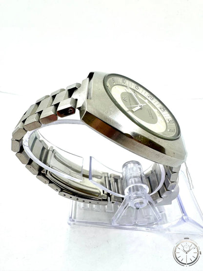 Girard-Perregaux Gyromatic High Frequency — Vista laterale sinistra con cassa cushion bombata e bracciale acciaio