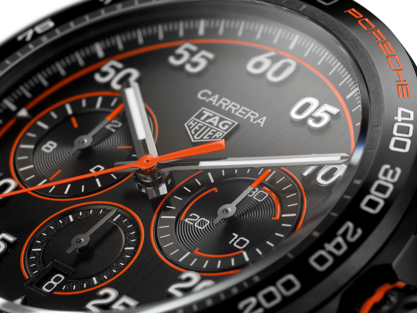 dettaglio zoom quadrante TAG Heuer Carrera Chronograph x Porsche Orange Racing - CBN2A1M.FC6526