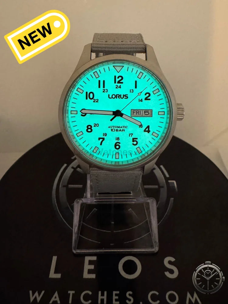 vista frontale quadrante luminoso al buio del Orologio Meccanico Lorus Automatico RL415BX9 - Full Luminous Dial