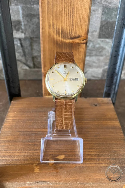 vista frontale Orologio Yema Incabloc Vintage a carica manuale