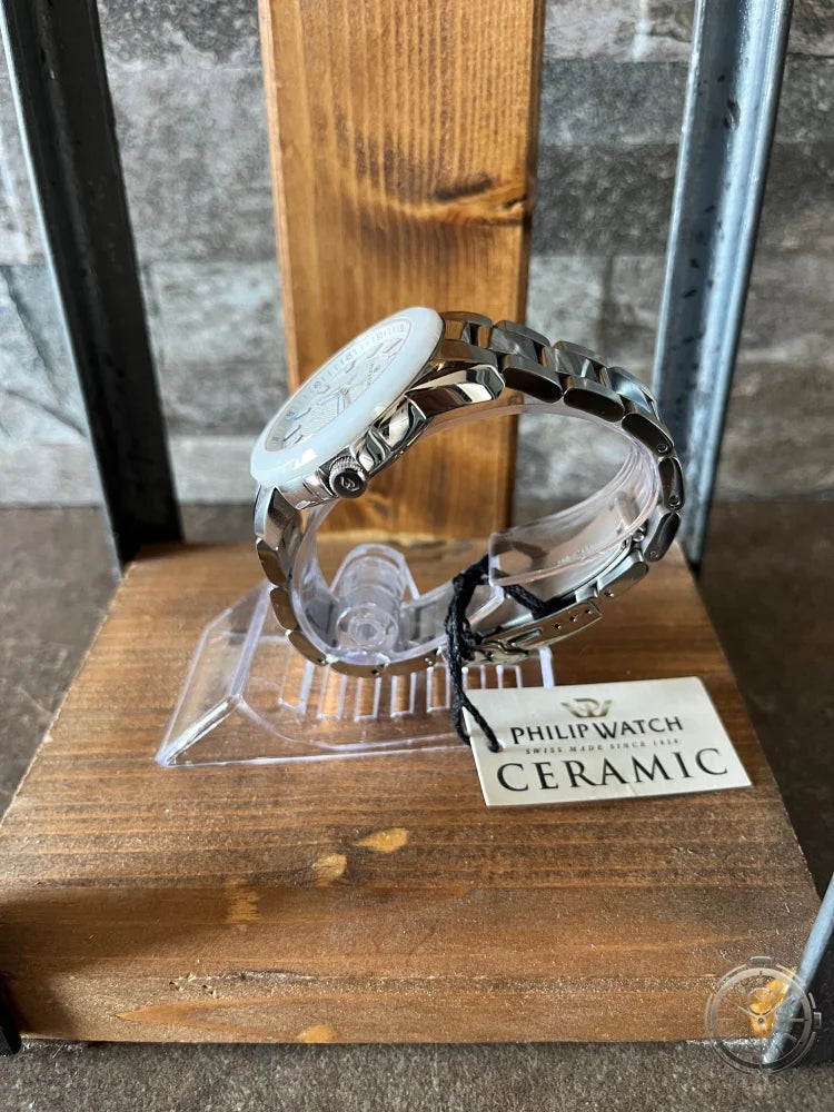 dettaglio hiusura bracciale con logo orologio Philip Watch Cruiser Ceramic