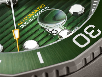 dettaglio quadrante verde TAG Heuer Aquaracer Calibre 5