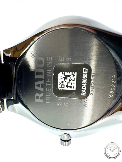 dettaglio fondello orologio Rado True Thinline Automatic Ceramic