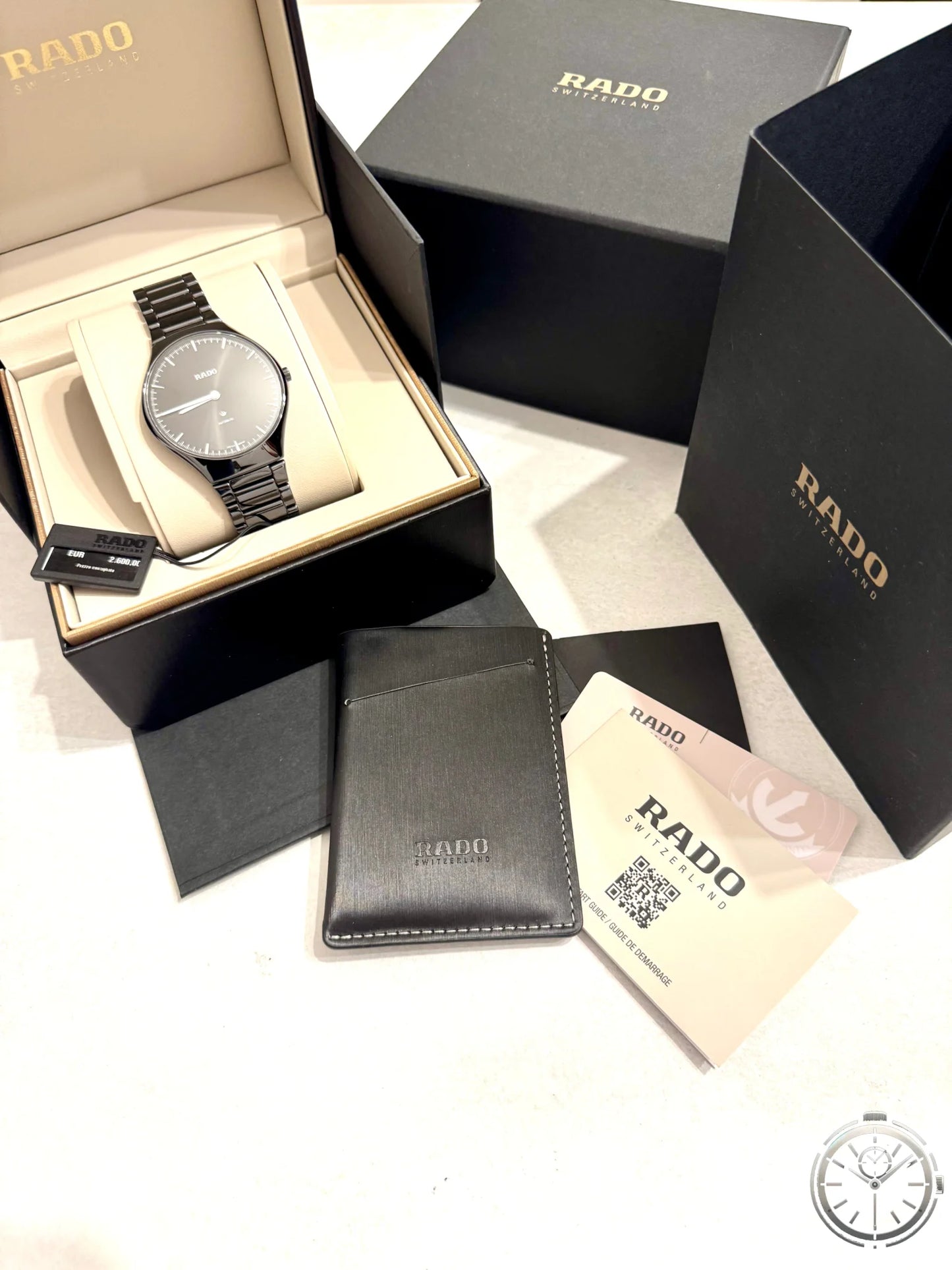 vista del full set con documenti garanzia e scatole orologio Rado True Thinline Automatic Ceramic