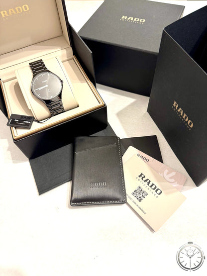 vista del full set con documenti garanzia e scatole orologio Rado True Thinline Automatic Ceramic