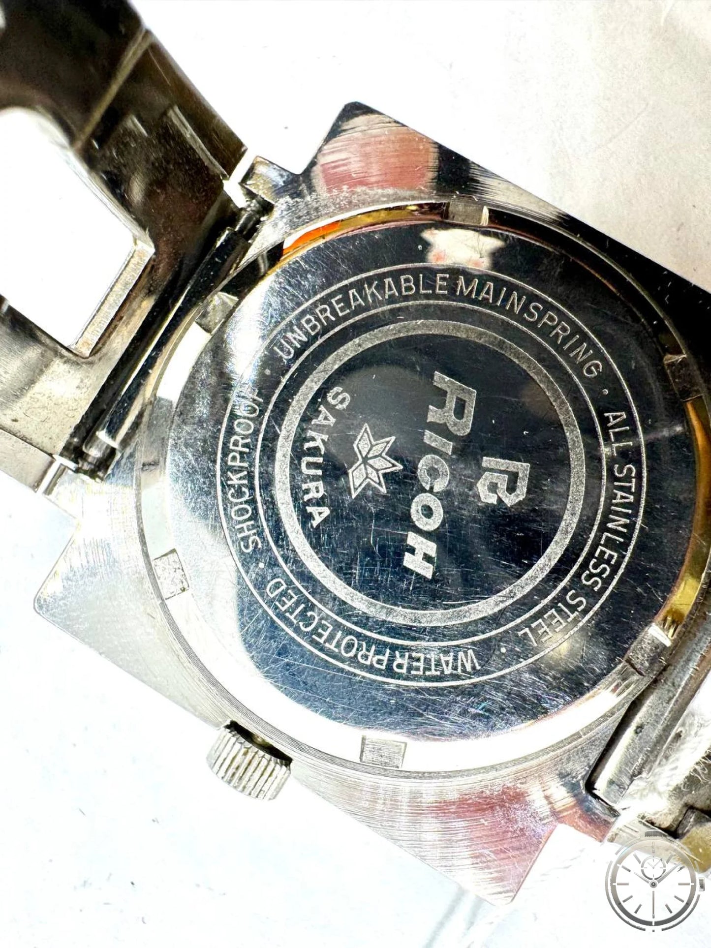 Ricoh Sakura Vintage Automatico — Dettaglio fondello inciso RICOH SAKURA Water Protected Shockproof