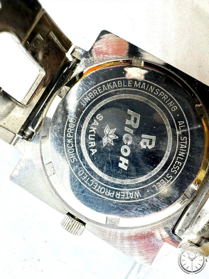 Ricoh Sakura Vintage Automatico — Dettaglio fondello inciso RICOH SAKURA Water Protected Shockproof