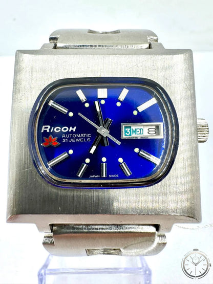 Ricoh Sakura Vintage Automatico — Dettaglio quadrante blu cobalto con logo sakura rosso e day-date