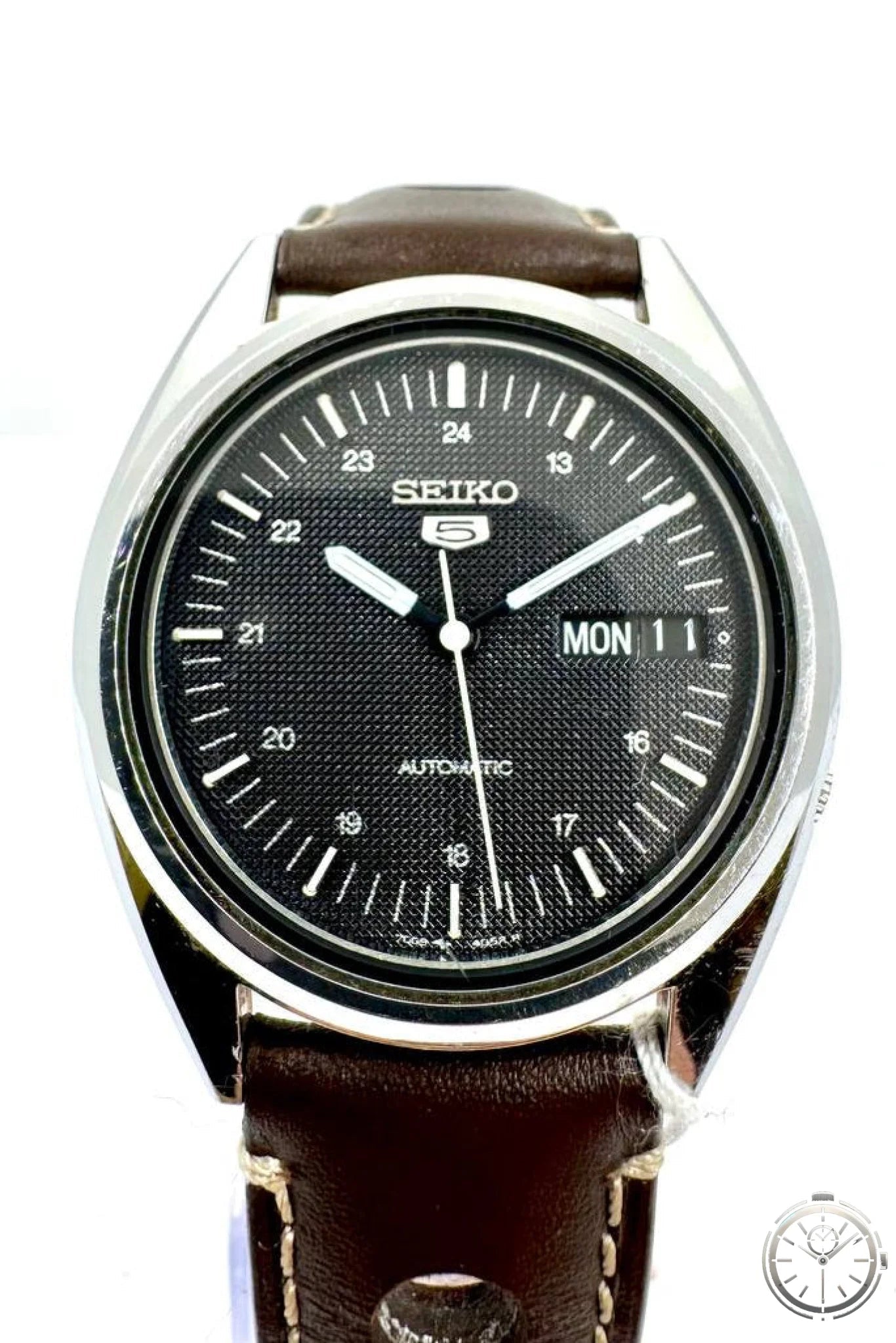 Vista frontale Seiko 5 Hidden Crown