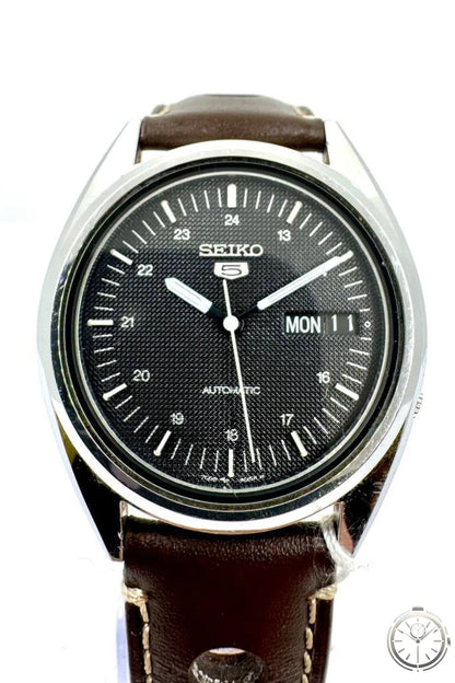Vista frontale Seiko 5 Hidden Crown