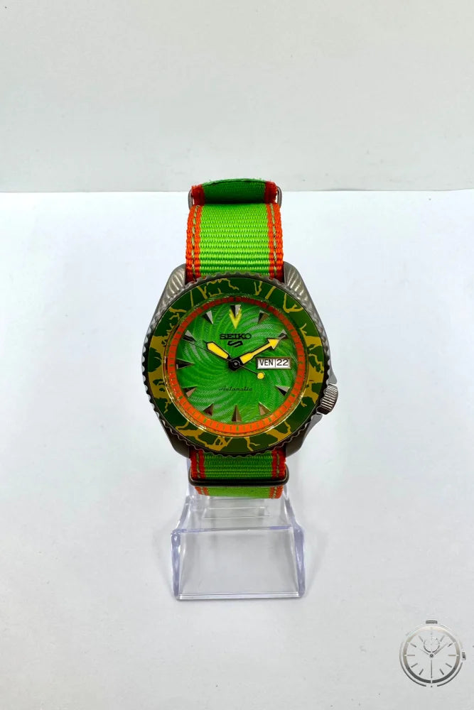 vista frontale orologio Seiko 5 Sports Street Fighter V Limited Edition – Blanka SRPF23