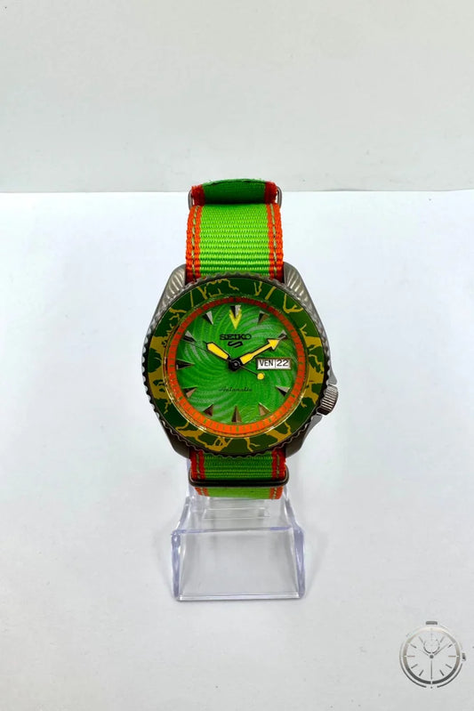 vista frontale orologio Seiko 5 Sports Street Fighter V Limited Edition – Blanka SRPF23