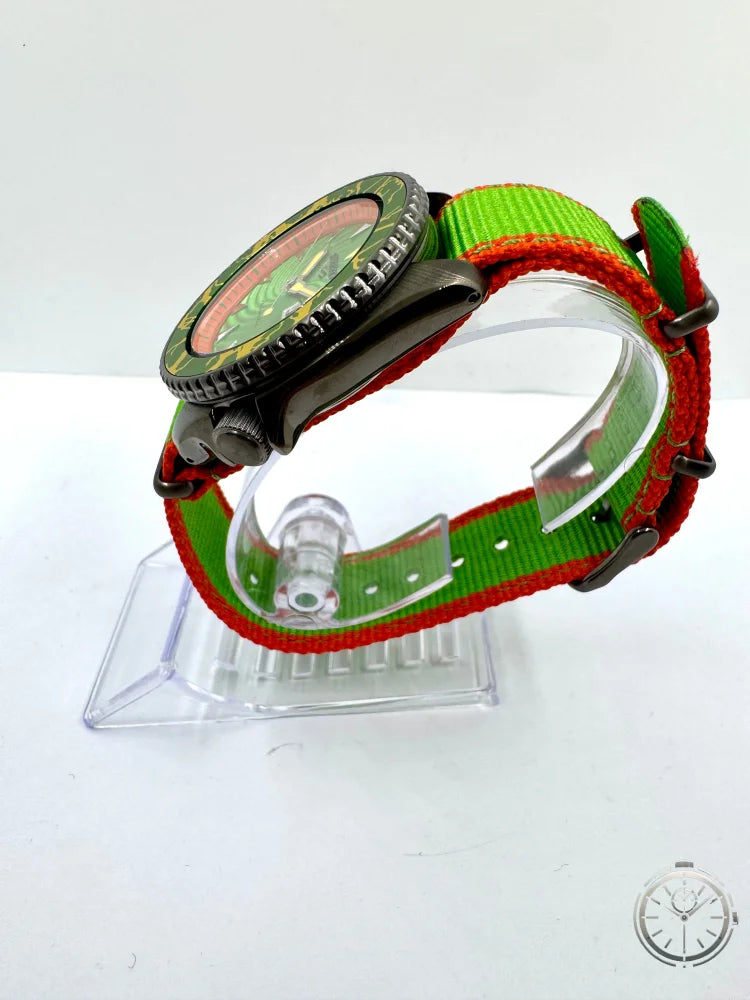 vista lato corona orologio Seiko 5 Sports Street Fighter V Limited Edition – Blanka SRPF23