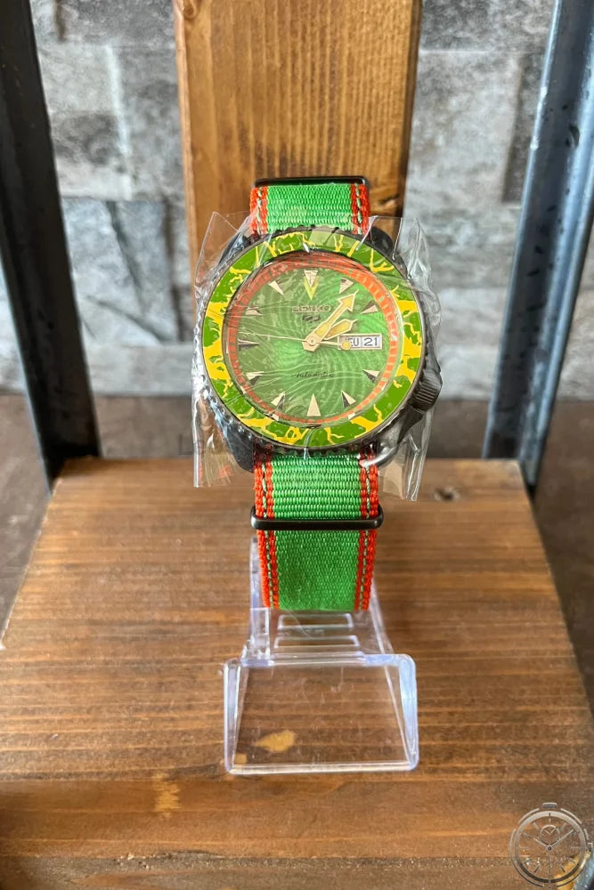 vista frontale Seiko 5 Sports Street Fighter V Limited Edition – Blanka SRPF23