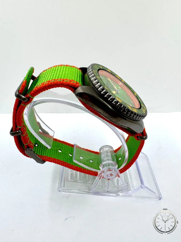 vista laterale orologio Seiko 5 Sports Street Fighter V Limited Edition – Blanka SRPF23
