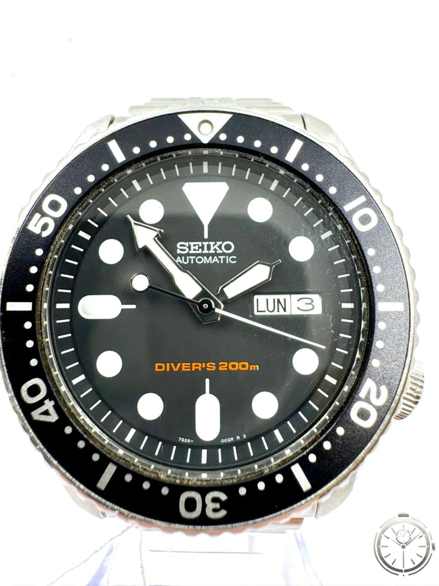 Seiko SKX007 Scuba Diver's 200m — Dettaglio quadrante nero con DIVER'S 200m in arancione e day-date