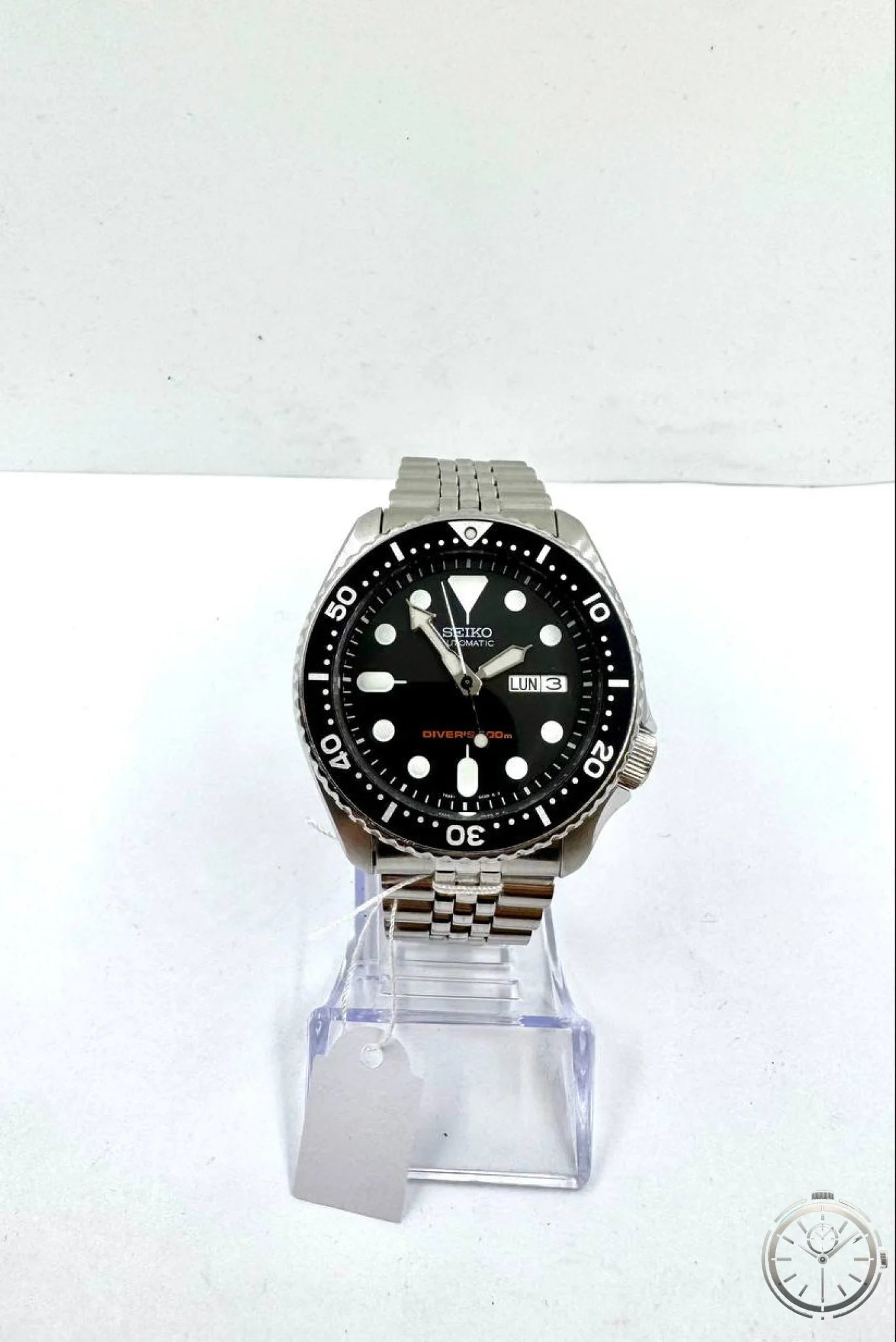 Seiko SKX007 Scuba Diver's 200m — Vista frontale su sfondo bianco