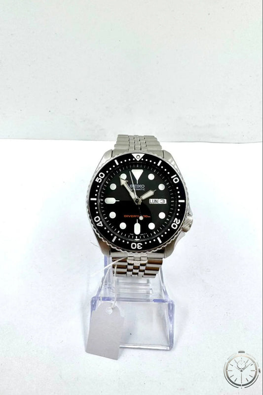 Seiko SKX007 Scuba Diver's 200m — Vista frontale su sfondo bianco