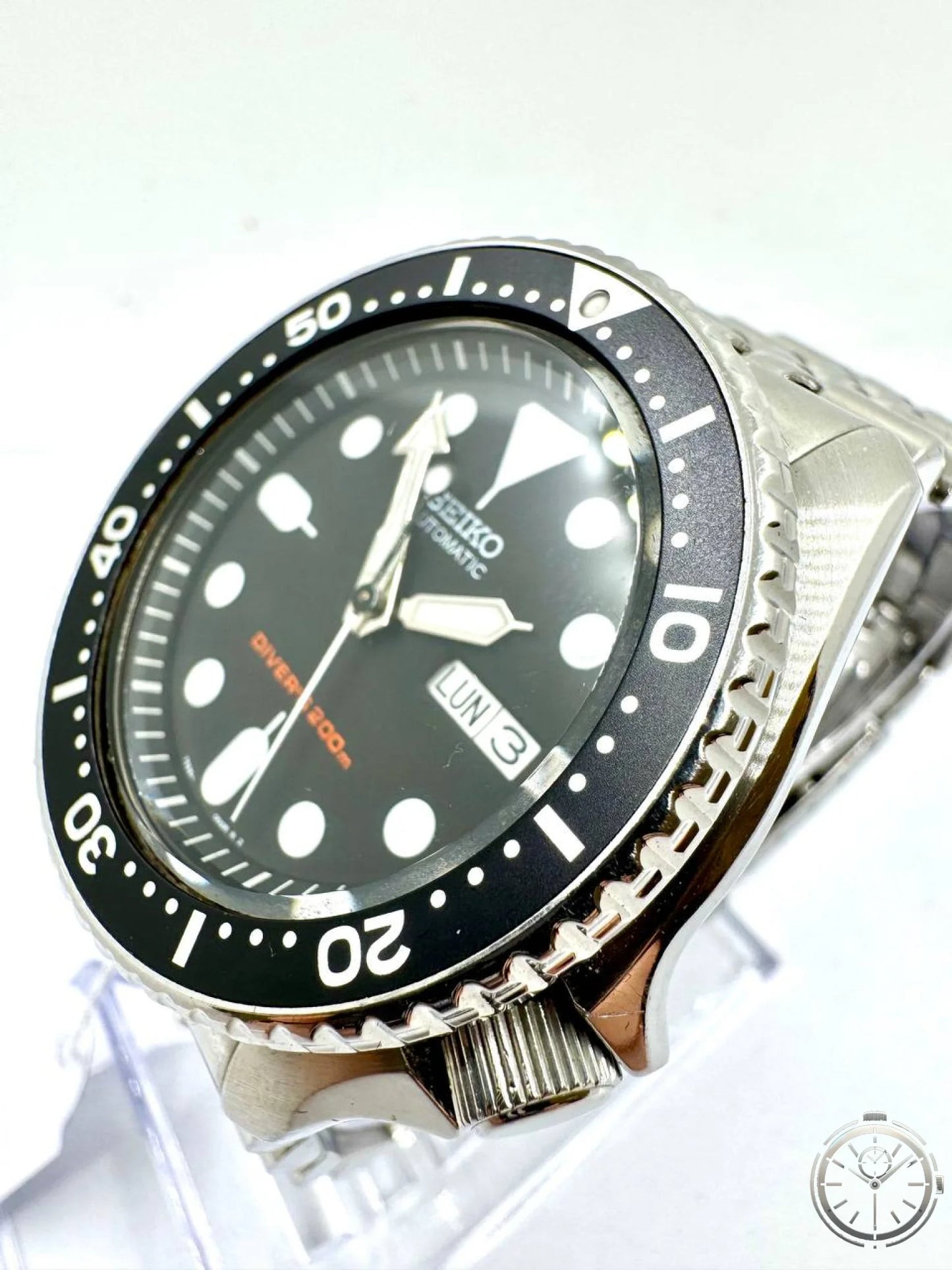 Seiko SKX007 Scuba Diver's 200m — Vista laterale destra con corona a vite e lunetta girevole