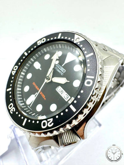 Seiko SKX007 Scuba Diver's 200m — Vista laterale destra con corona a vite e lunetta girevole