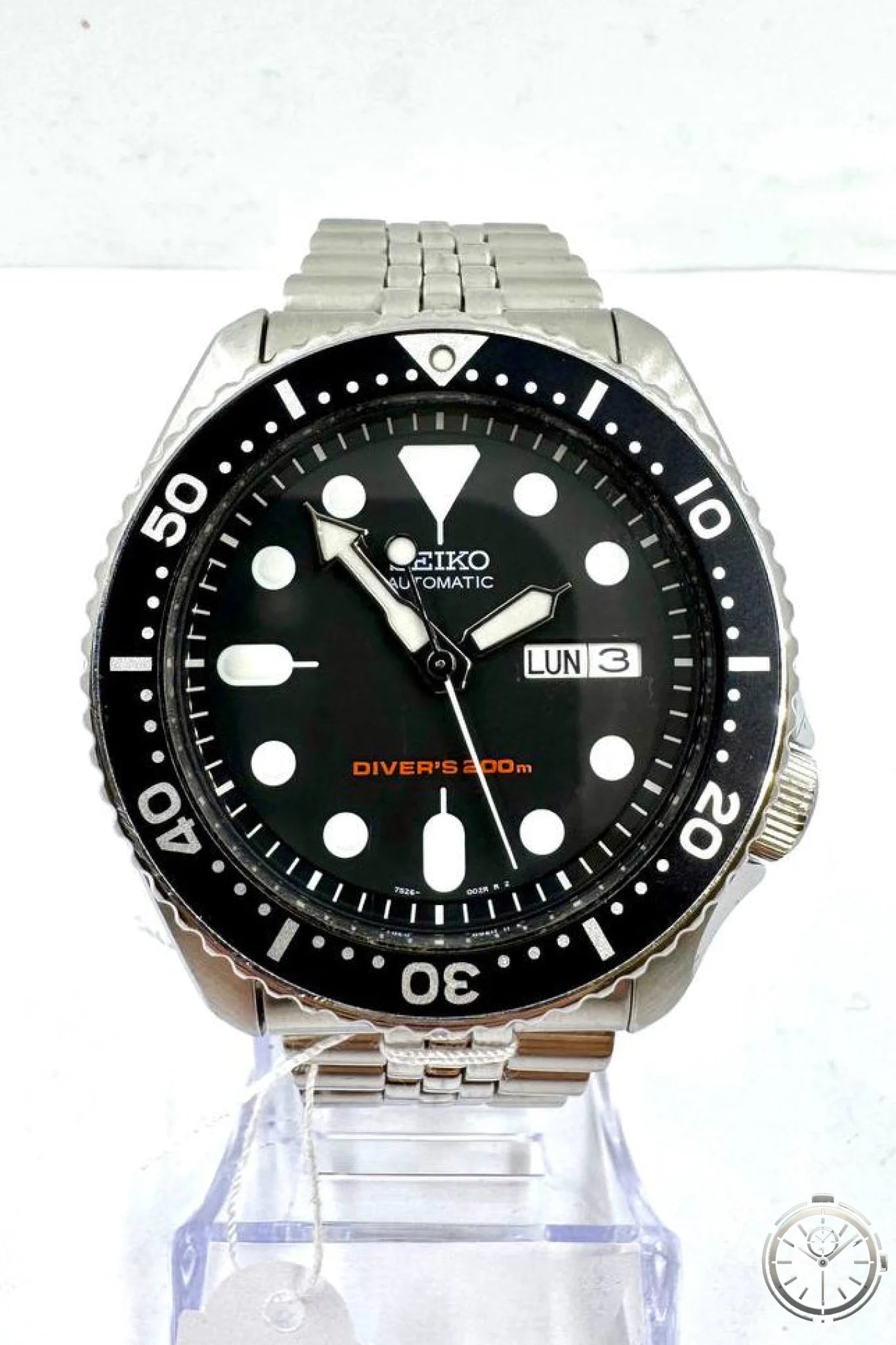 Seiko SKX007 Scuba Diver's 200m — Vista frontale quadrante nero con bracciale jubilee