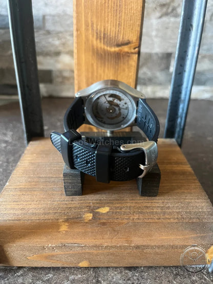 vista da steso dello Swatch Automatico System51 con Dettagli Brillanti