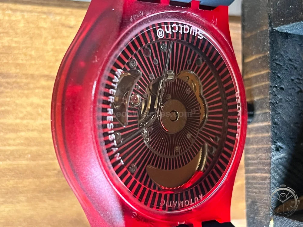 dettaglio fondello e meccanismo Swatch Sistem51 Automatico Red