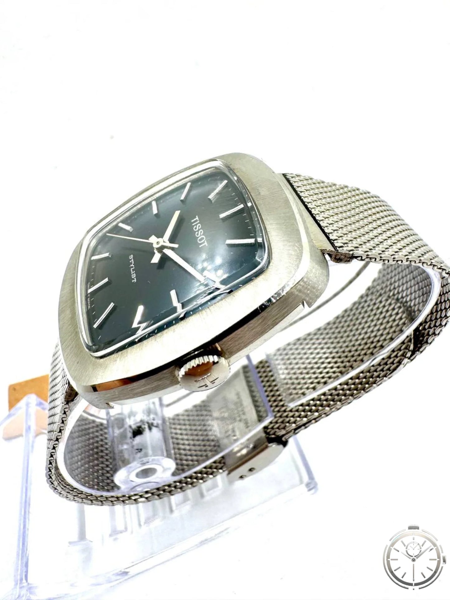 Tissot Stylist NOS — Vista laterale sinistra con corona logata Tissot e profilo 8mm