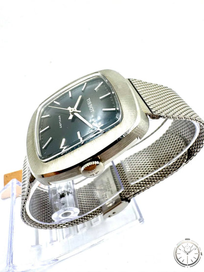 Tissot Stylist NOS — Vista laterale sinistra con corona logata Tissot e profilo 8mm
