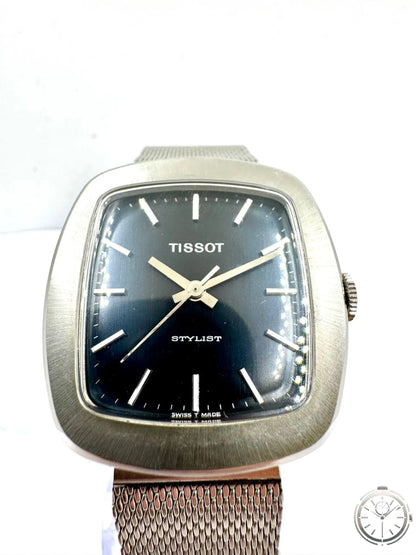 Tissot Stylist NOS — Dettaglio quadrante blu antracite con indici a bastone e scritta Swiss T Made