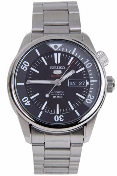 Seiko SRPB27-J1 5 Sports automatico vista frontale con quadrante nero e bracciale in acciaio