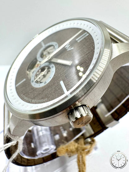 WeWood Foremast Silver Choco — Automatico Miyota 82S7 Skeleton Legno e Acciaio Riciclato — Dettaglio corona logata WV e cassa satinata