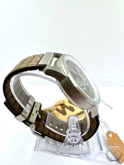 WeWood Foremast Silver Choco — Automatico Miyota 82S7 Skeleton Legno e Acciaio Riciclato — Vista laterale sinistra bracciale in legno