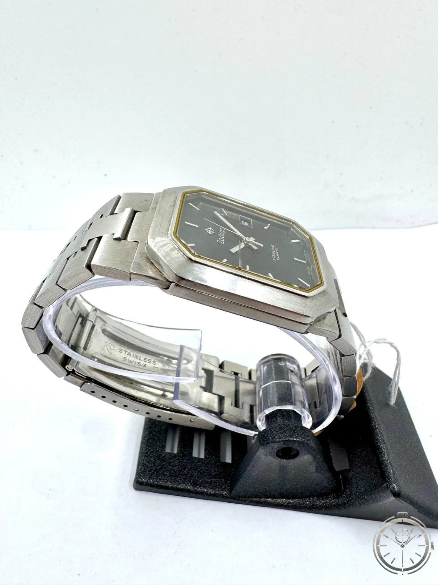 Zodiac King Line Quartz — Vista laterale sinistra con cassa ottagonale e bracciale acciaio satinato