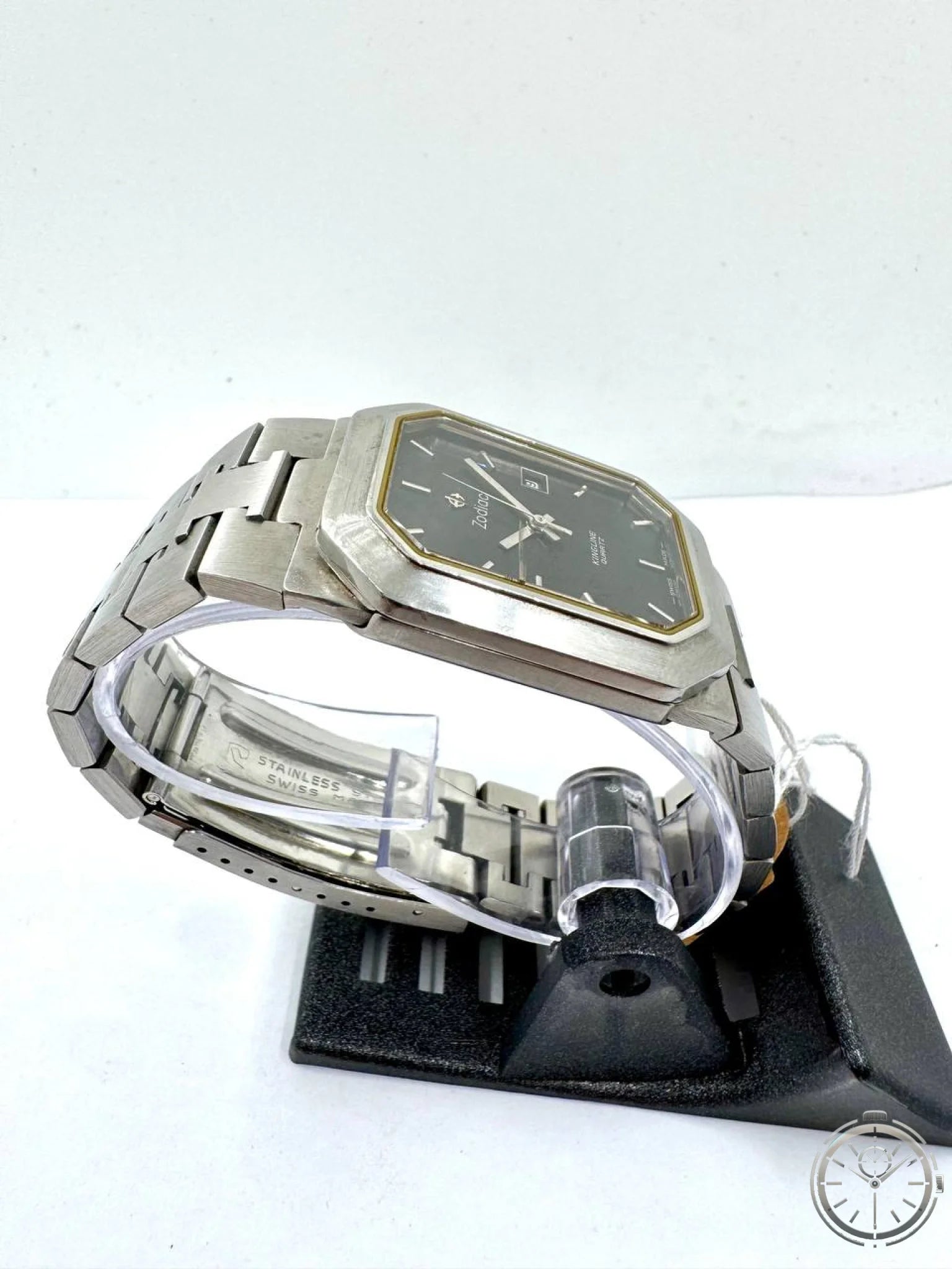 Zodiac King Line Quartz — Vista laterale sinistra con cassa ottagonale e bracciale acciaio satinato