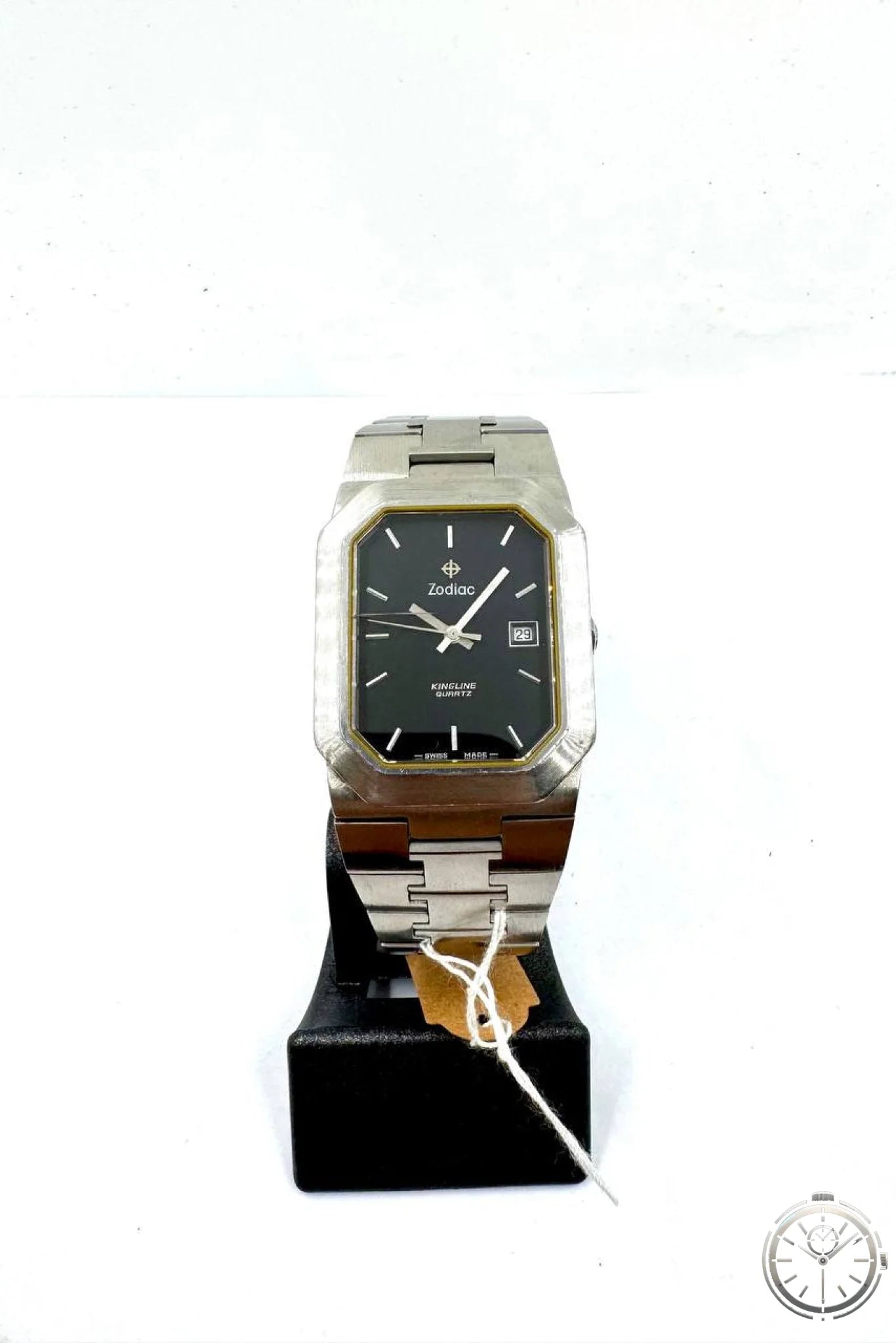 Zodiac King Line Quartz — Vista frontale su espositore con tag LeosWatches